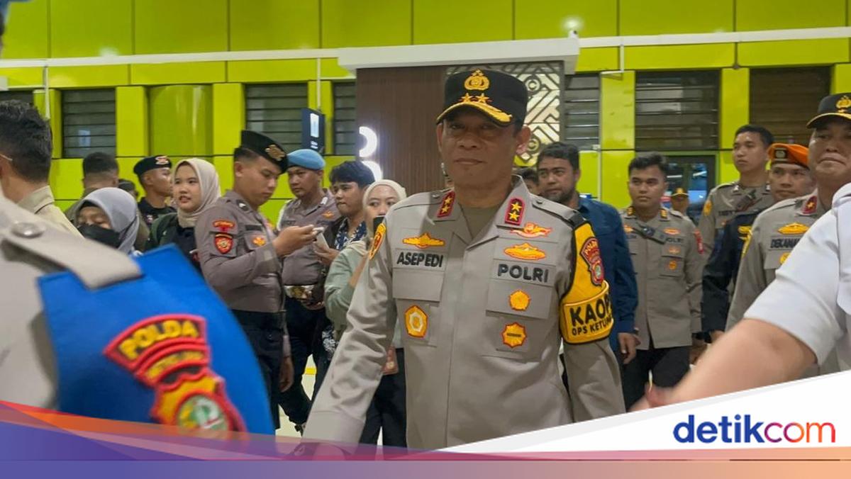Tinjau Stasiun Senen dan Gambir, Kapolda Metro Bagikan Cokelat ke Pemudik