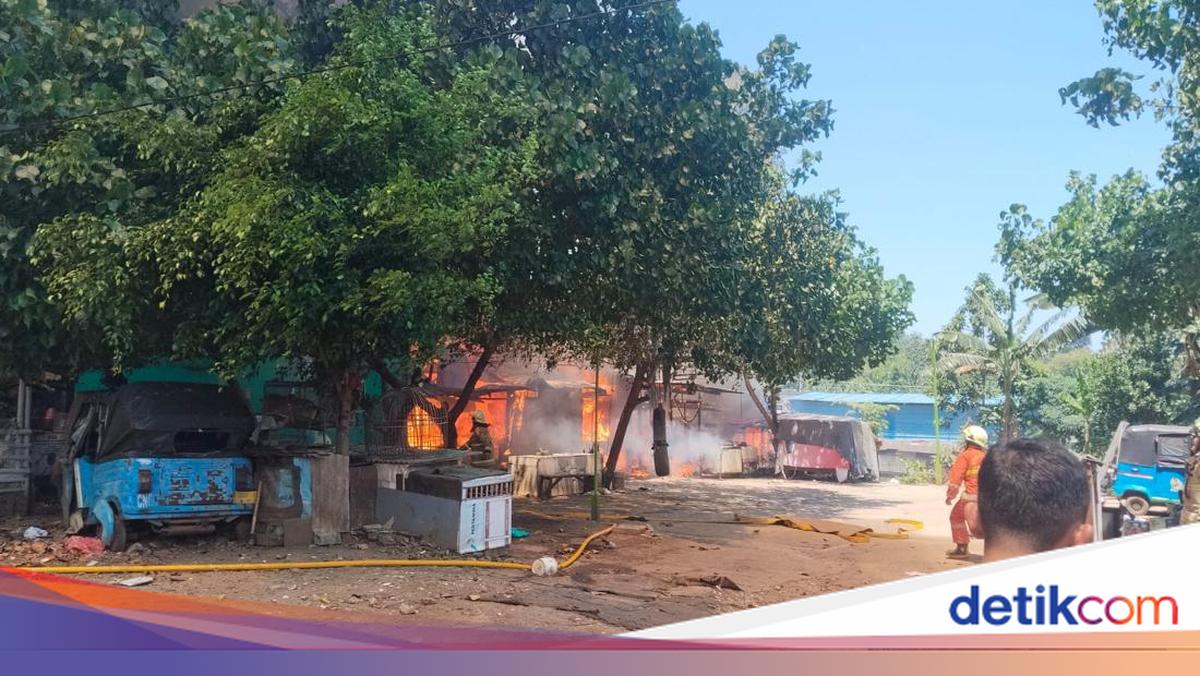 Kebakaran Hebat di Bintaro Jaksel Berawal dari Pabrik Kerupuk, 10 Rumah Hangus