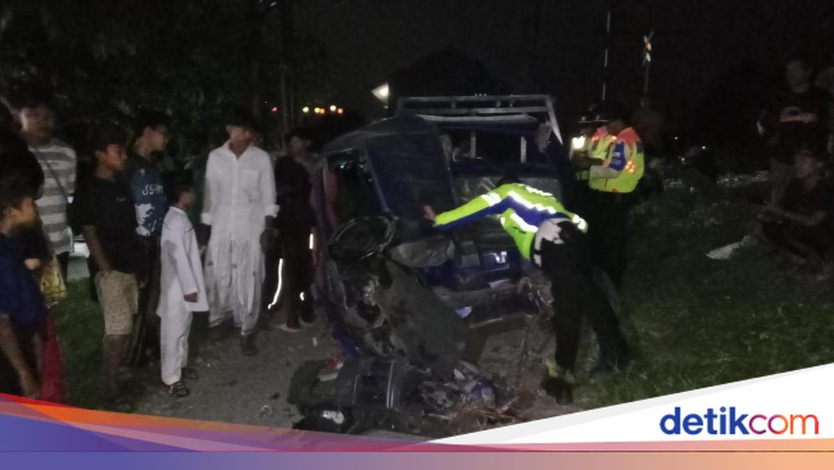 Kecelakaan Maut di Parung Panjang: Pikap Ringsek Tertabrak KRL, 1 Orang Luka