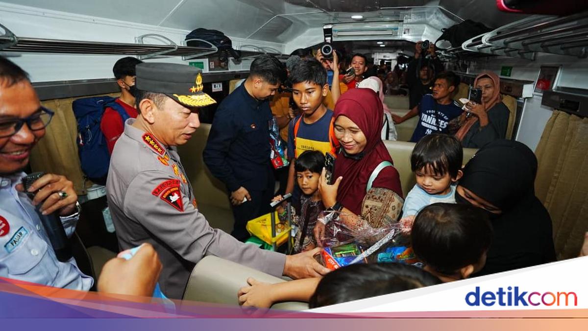 Tinjau Arus Mudik, Kapolri Ungkap Penumpang di Stasiun Gubeng Meningkat 11%