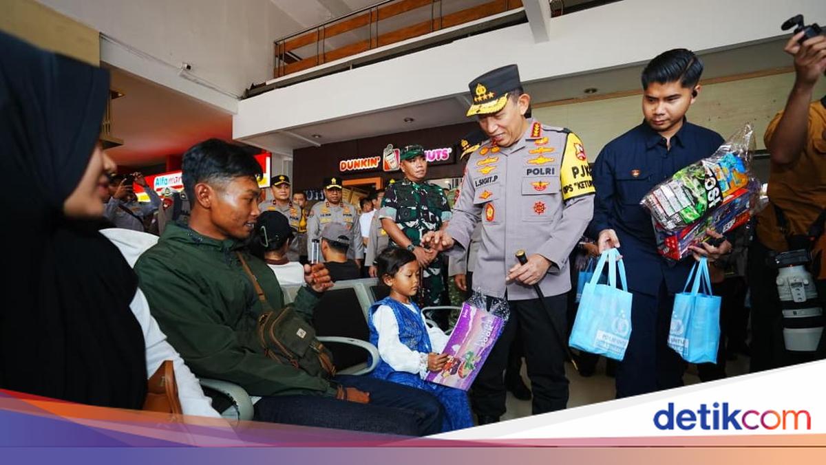 Kapolri Pantau Mudik di Stasiun Surabaya Gubeng: Sapa Penumpang, Bagikan Bingkisan