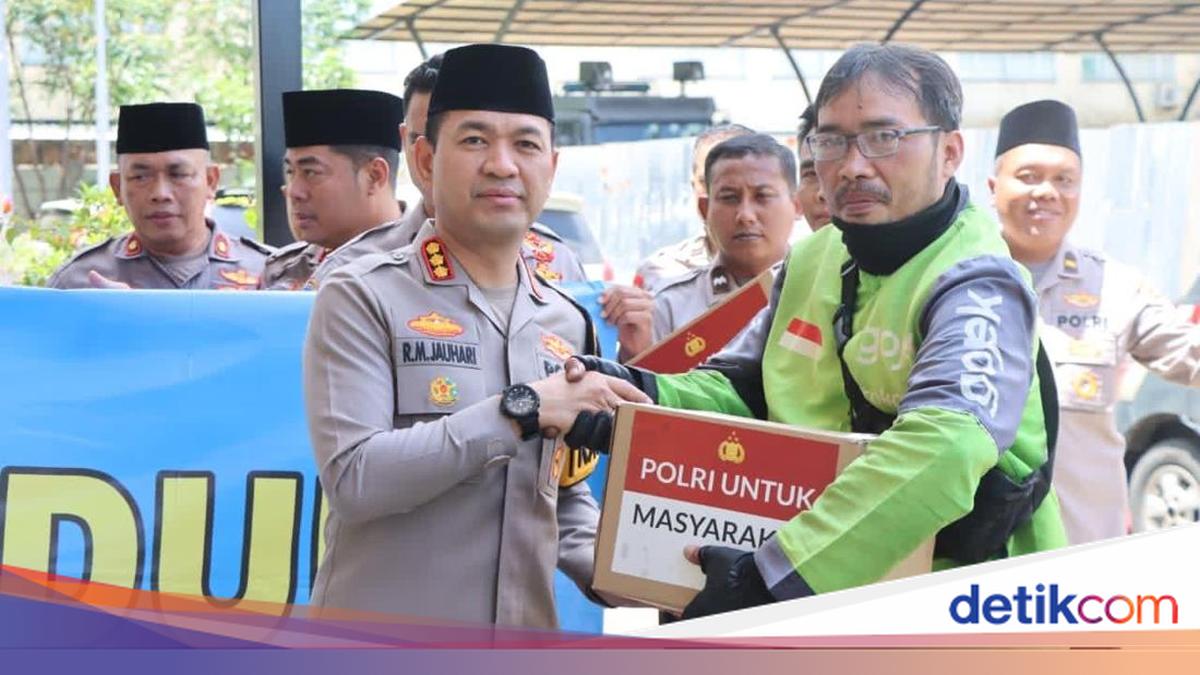 Perkuat Silaturahmi, Polres Metro Tangerang Kota Bagi-bagi Sembako ke Ojol