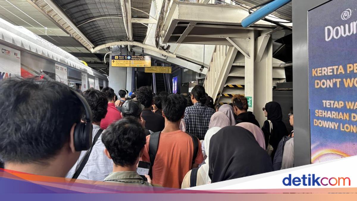 Hari Pertama Imbauan WFA, Stasiun Sudirman Tetap Ramai Penumpang