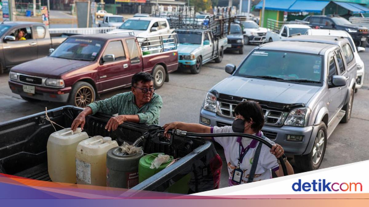 Antrean Kendaraan Membludak di SPBU Jelang Kenaikan Harga BBM