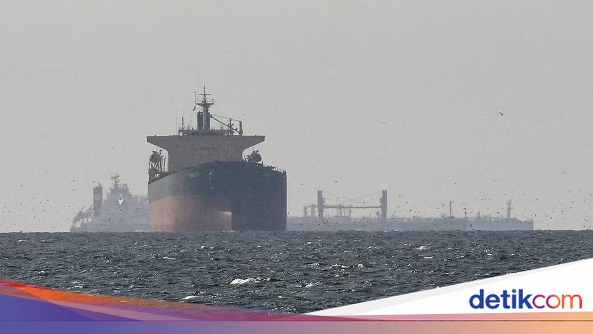 Korps Garda Revolusi Islam Iran (IRGC) memperingatkan bahwa setiap kapal yang nekat transit melalui Selat Hormuz akan menghadapi 