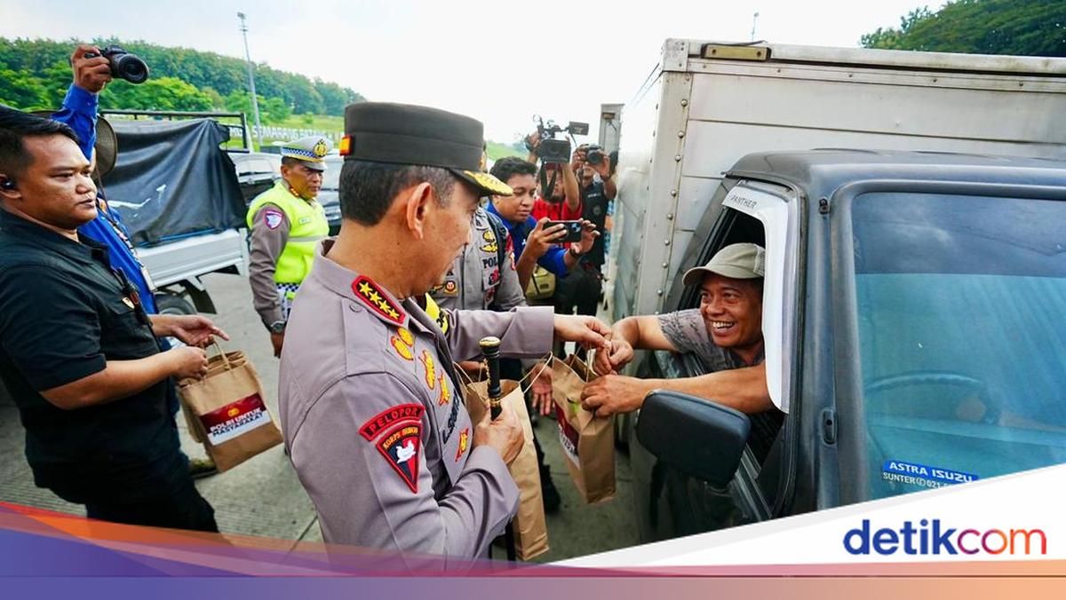 Tinjau GT Kalikangkung, Kapolri Sapa dan Bagikan Bingkisan ke Pemudik