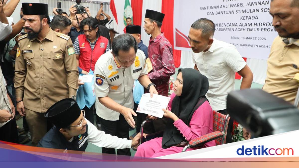 Kasatgas Tito dan Mensos Serahkan Bansos Rp 100 M untuk Korban Bencana