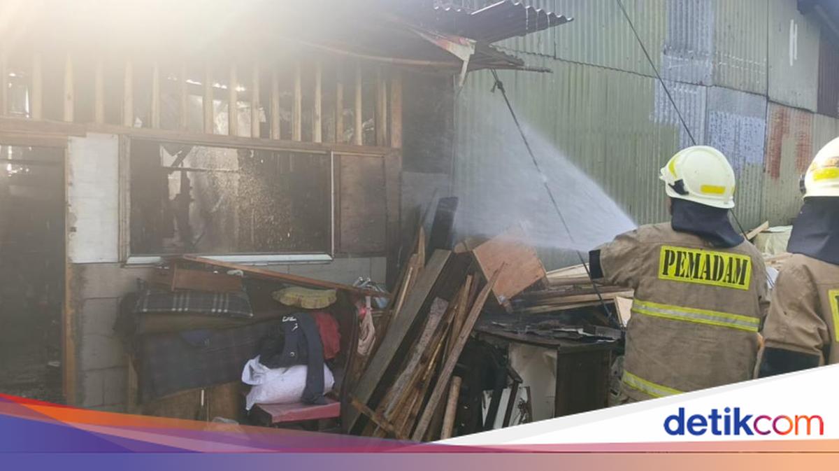 Kebakaran Hanguskan 3 Rumah dan Lapak Barang Bekas di Cakung, Jakarta Timur