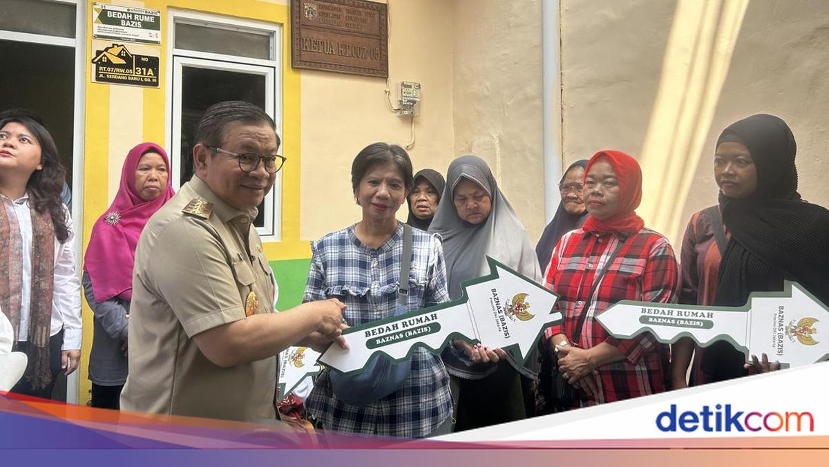 Pramono Serahkan 26 Rumah Hasil Bedah, Target Perbaiki 663 Unit Tahun Ini