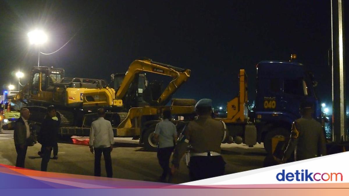 Kesal 3 Hari Antre, Sopir Parkir Truk Halangi Akses ke Kapal di Pelabuhan BBJ