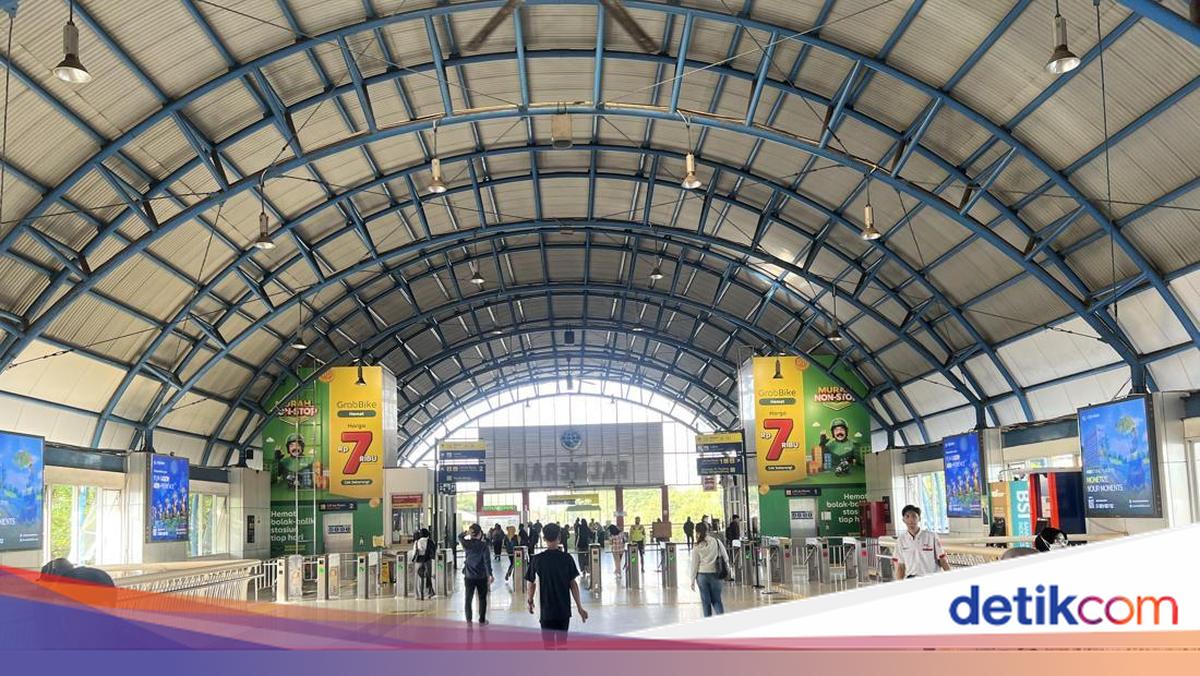 Hari Pertama WFA Jelang Libur Lebaran, Stasiun Palmerah Lengang Pagi Ini