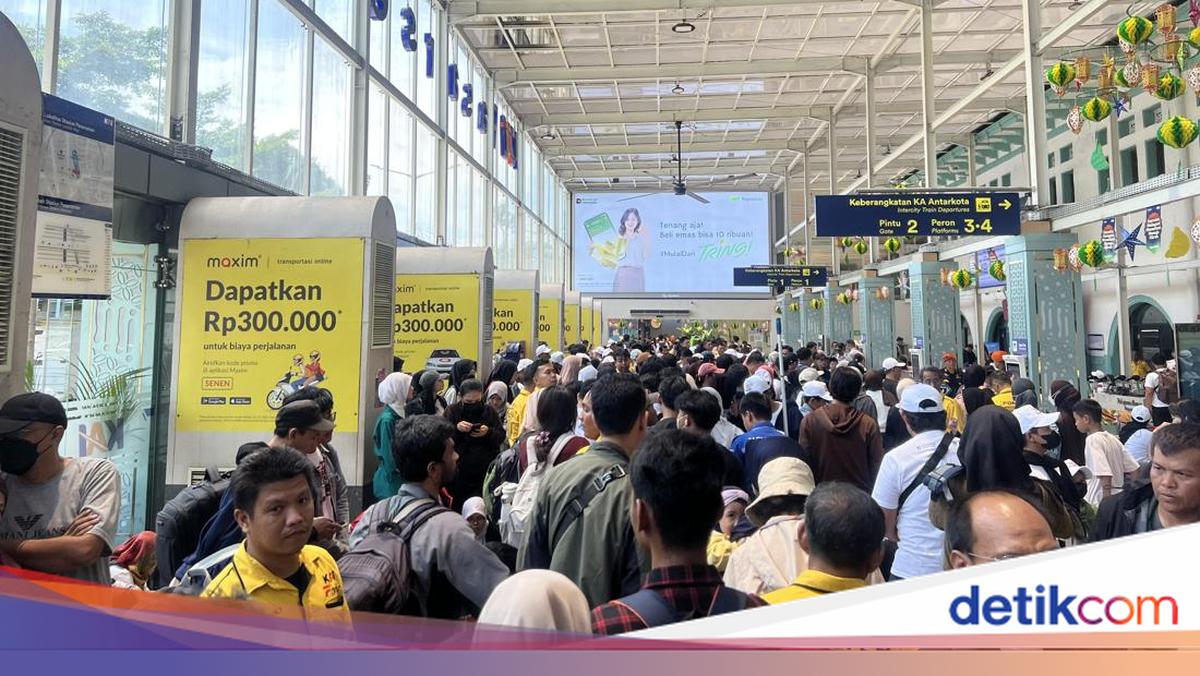 Stasiun Pasar Senen Padat, Calon Penumpang sampai Duduk di Lantai