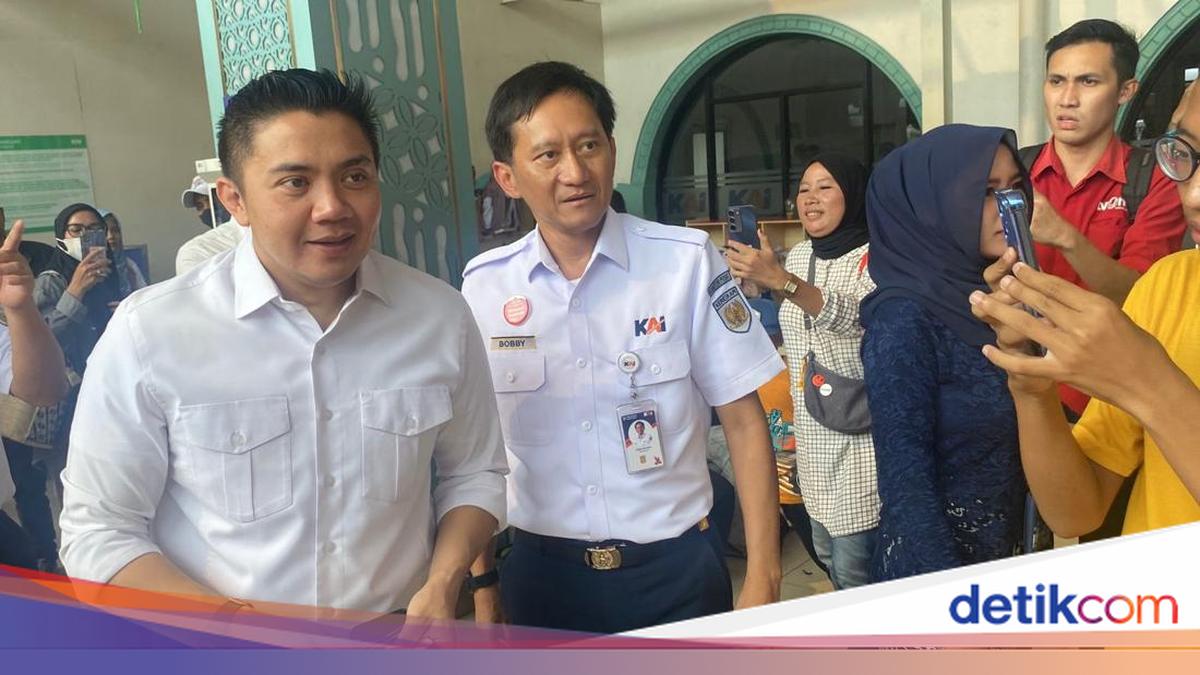 Seskab Cek Kereta Kerakyatan-Sapa Pemudik di Stasiun Pasar Senen