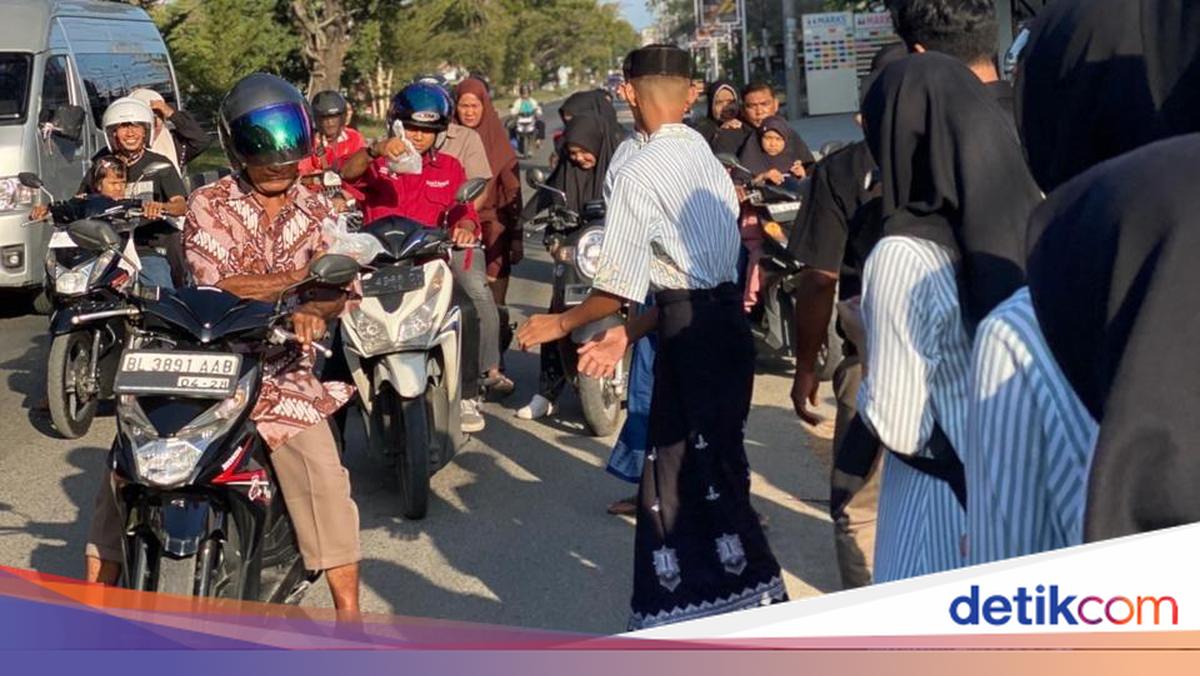 Siswa Sekolah Rakyat Aceh Besar Bagikan Takjil Gratis