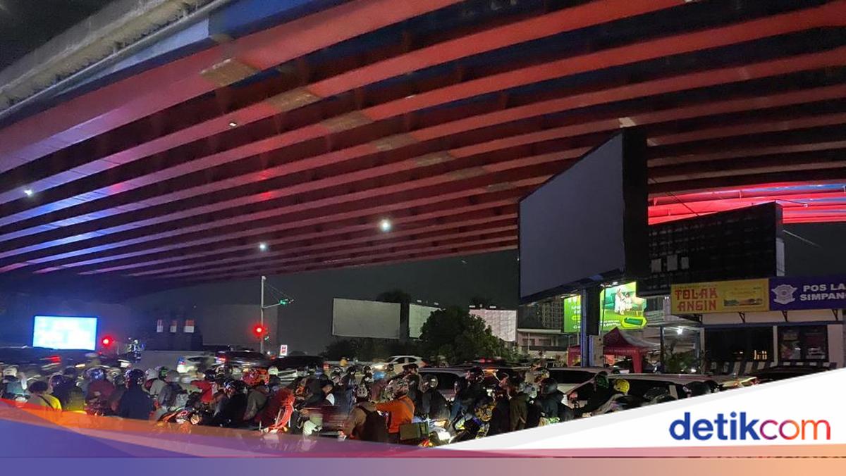 Suasana di Jalan Kalimalang Mulai Ramai Pemudik