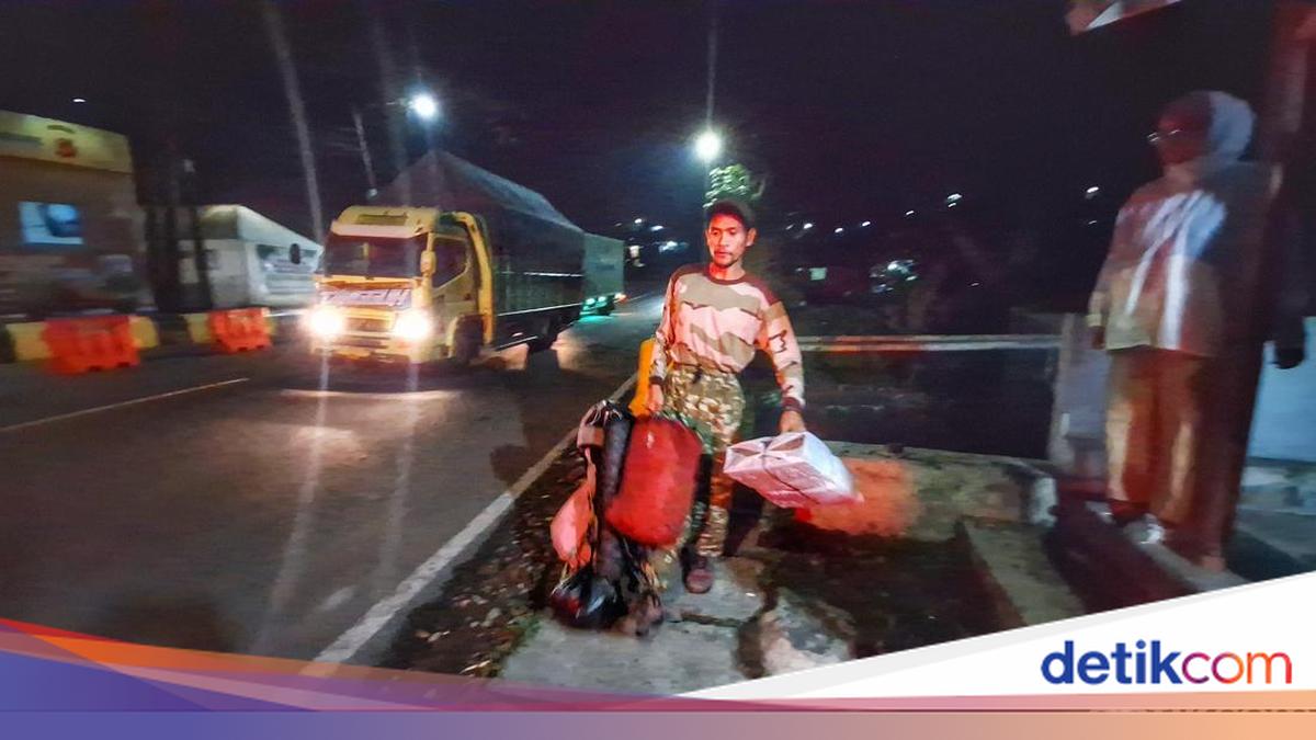 Pedagang Cilok di Bandung Mudik ke Ciamis Jalan Kaki-Numpang Truk
