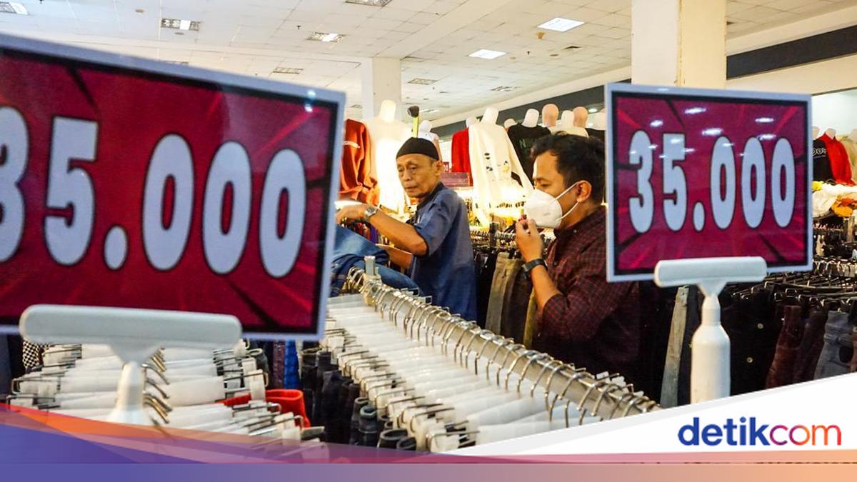Jelang Idulfitri, Warga Berburu Baju Bekas