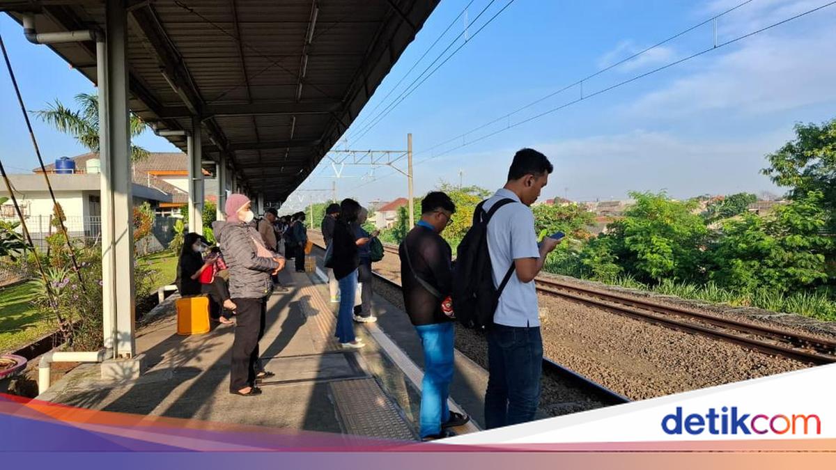 Cerita Pengguna KRL Masih Kerja Hari Ini, Mudiknya Nyusul