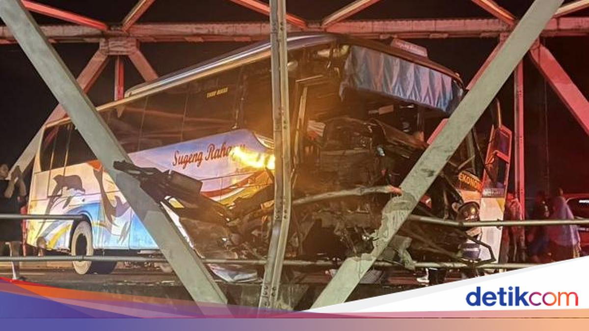 Bus Sugeng Rahayu Ringsek Usai Tabrak Jembatan di Solo