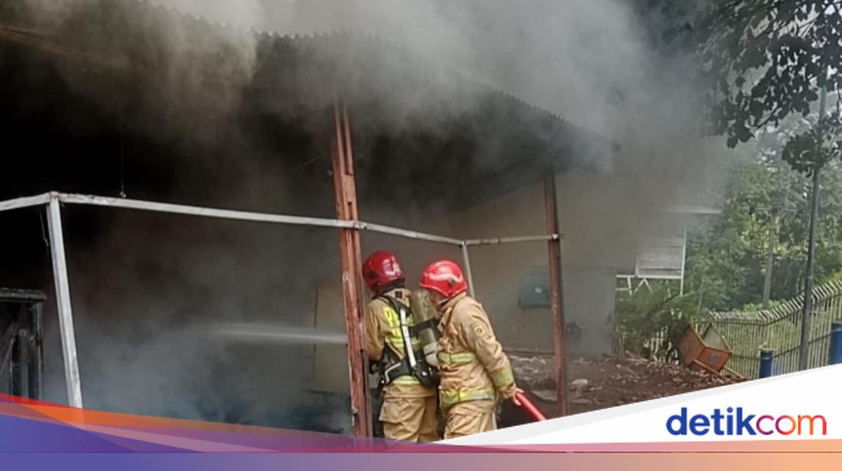 Gudang Komputer di Cibinong Ludes Terbakar, Diduga Akibat Bakar Sampah