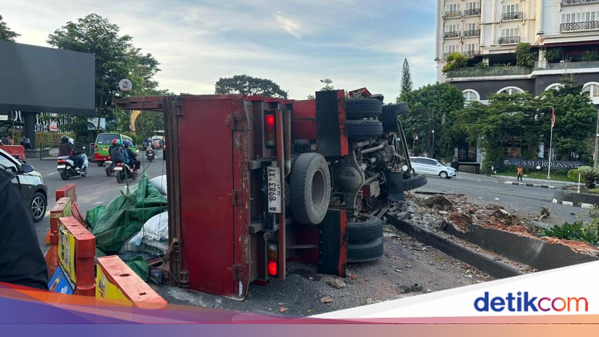 Truk Pengangkut Pakan Ternak Terguling di Bogor, Muatan Berserakan di Jalan