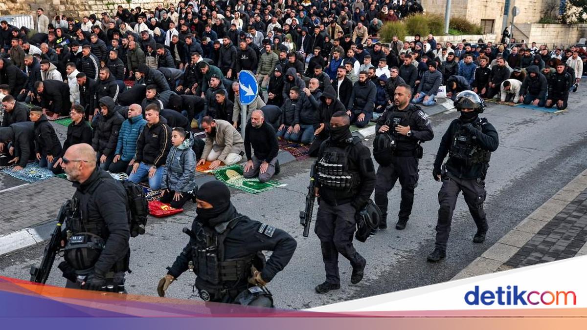 Israel Bans Palestinians from Eid al-Fitr Prayers at Al-Aqsa Mosque
