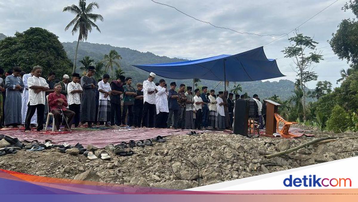 Momen Khidmat Warga Agam Salat Id di Lapangan karena Masjid Dihantam Galodo