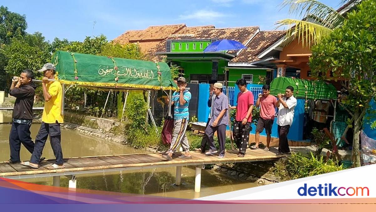 Keluarga Korban Kecelakaan Maut Tol Tegal Dimakamkan Satu Liang Lahad di Pemalang
