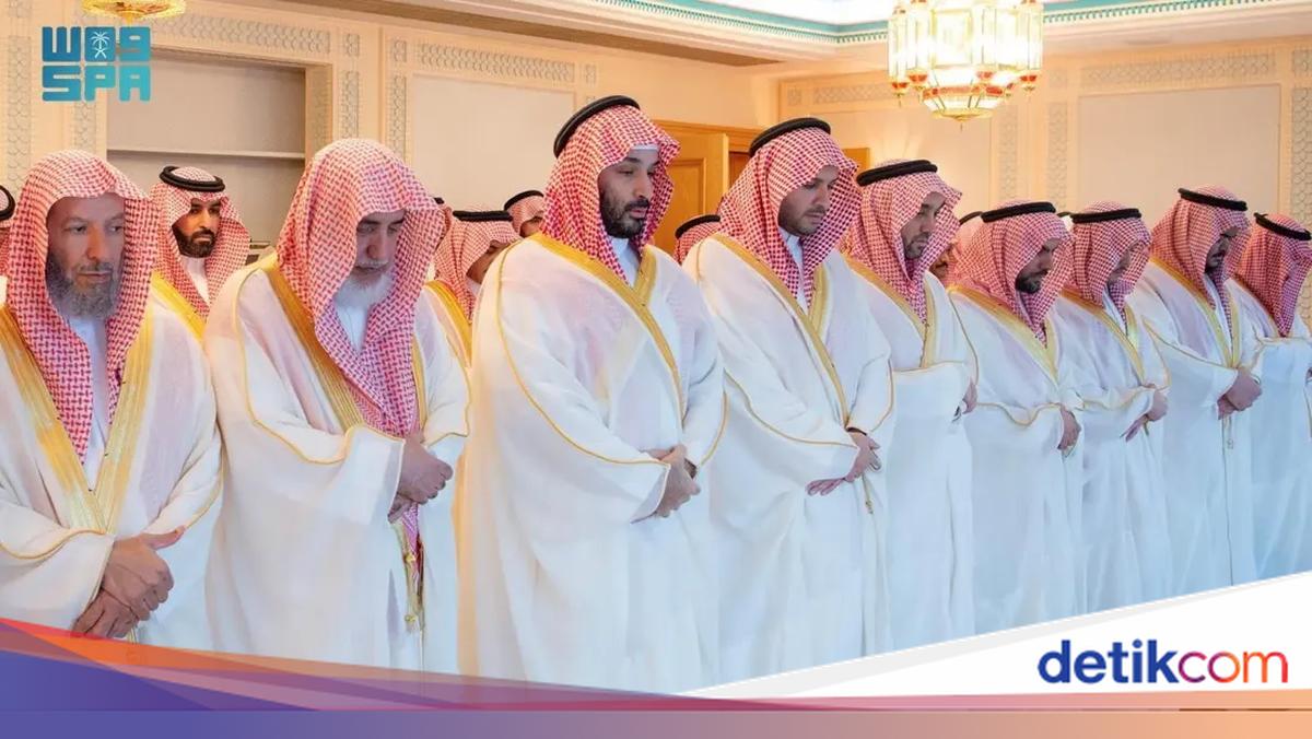 Salat Idulfitri di Masjidil Haram Dihadiri Pangeran MBS, Khutbah Tekankan Persatuan