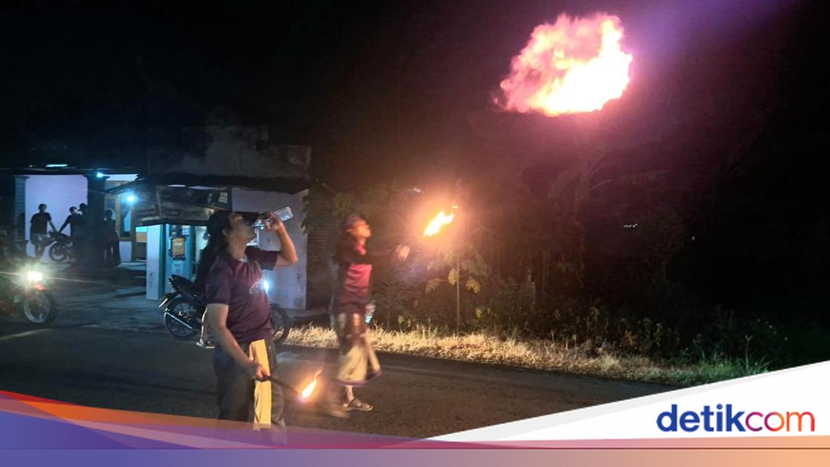 Takbiran Keliling di Nganjuk, Warga Atraksi Sembur Api