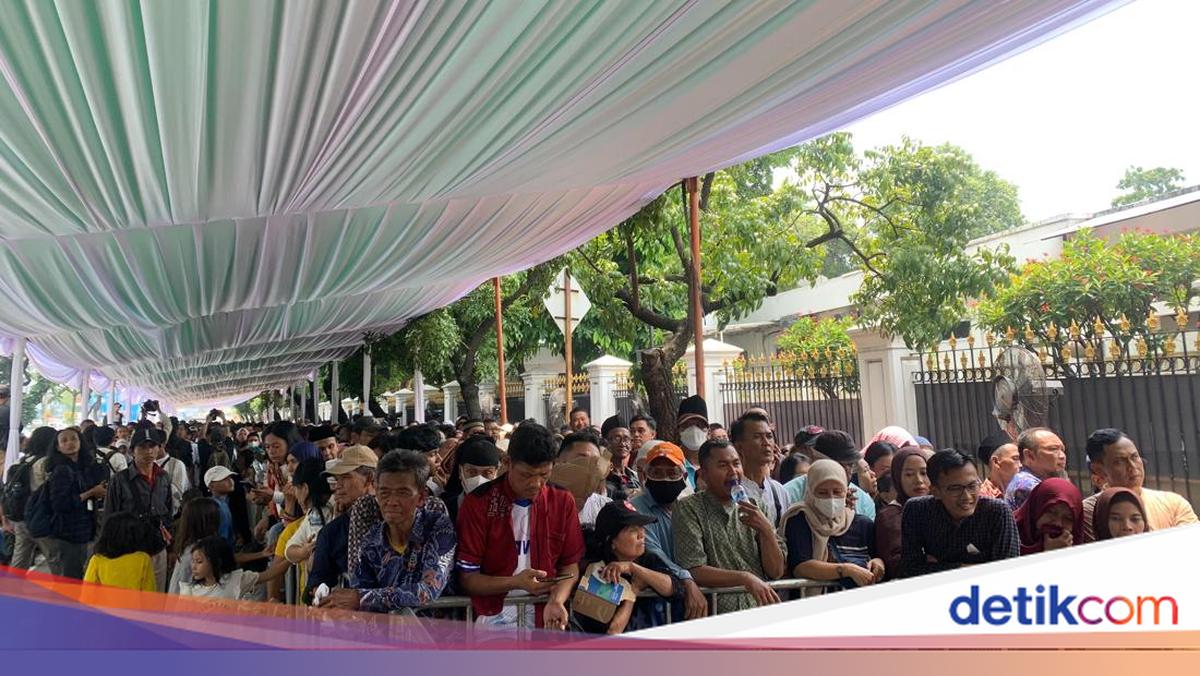 Semakin Ramai, Antrean Warga Mengular di Open House Istana