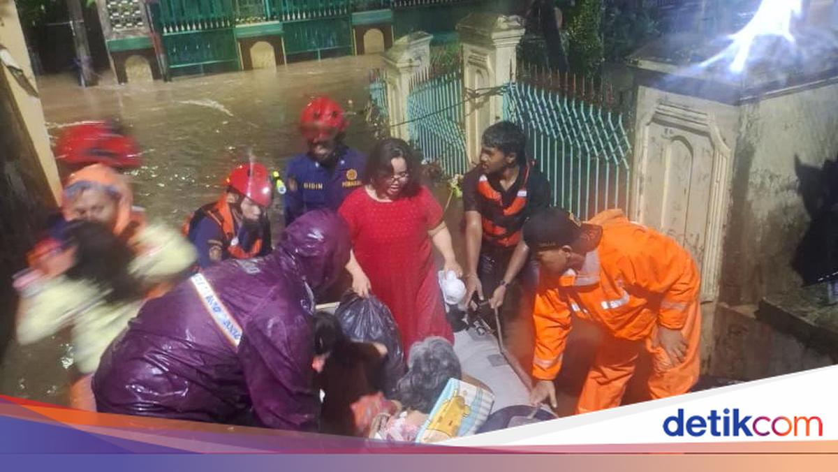 Banjir Ciracas Jaktim, Damkar Evakuasi 47 Warga Termasuk Ibu Hamil dan Balita