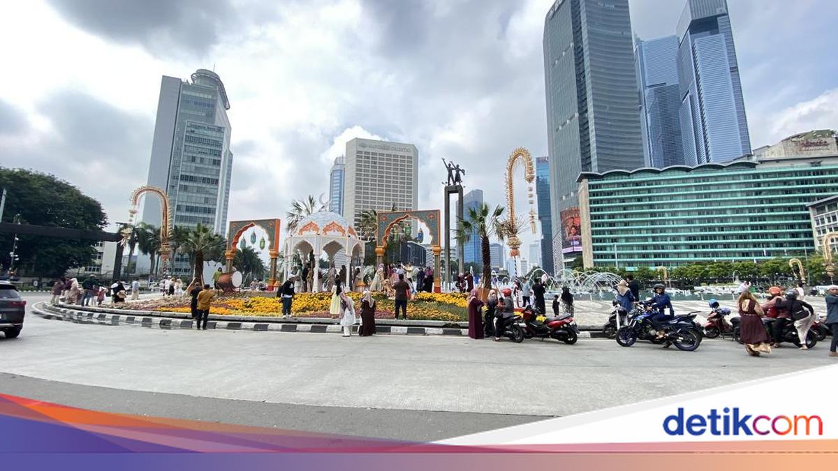 Dekorasi di Bundaran HI Jadi Spot Foto Lebaran Keluarga Usai Salat Id