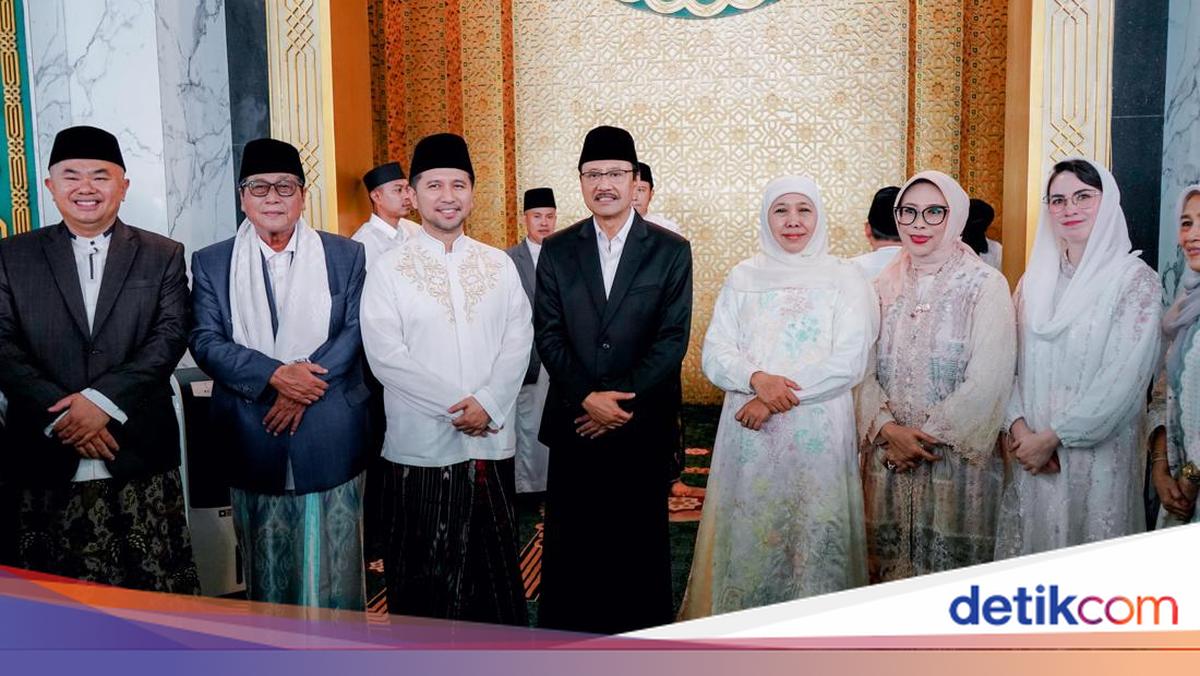 Gus Ipul dan Khofifah Salat Idulfitri di Masjid Nasional Al Akbar Surabaya