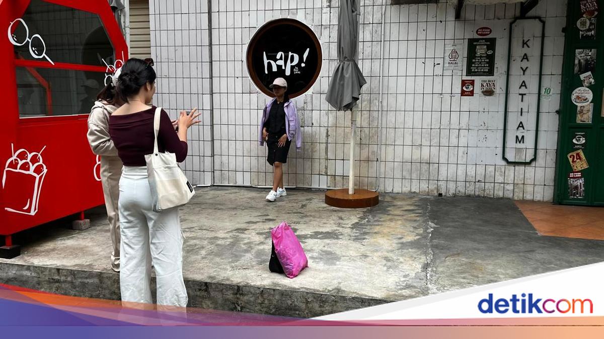 Blok M Tetap Ramai saat Libur Lebaran, Toko Tutup Jadi Spot Foto Estetik