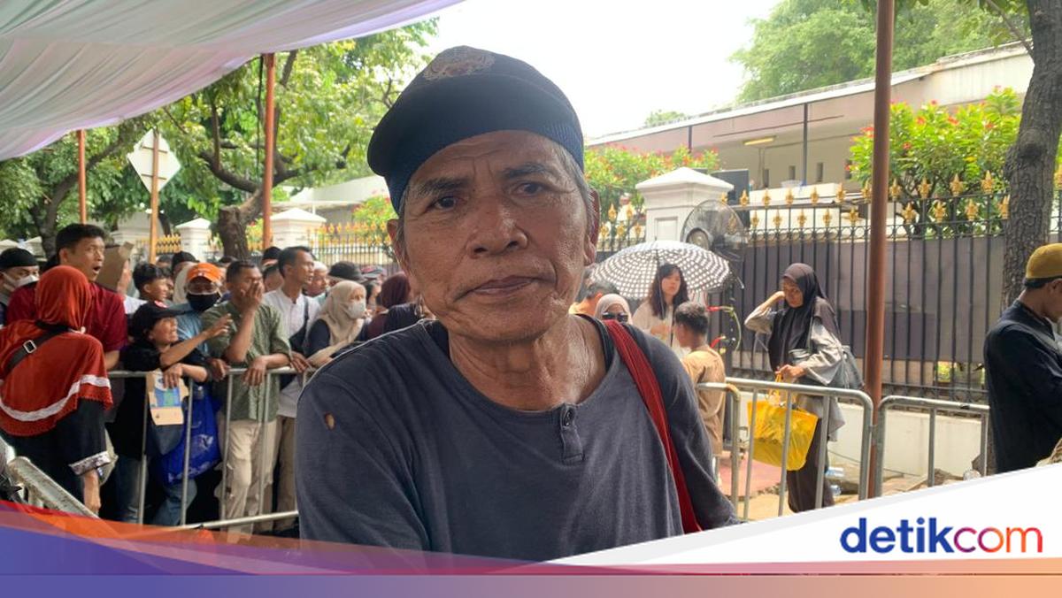 Lansia Depok Rela Antre Berjam-jam demi Cari Rezeki di Open House Istana