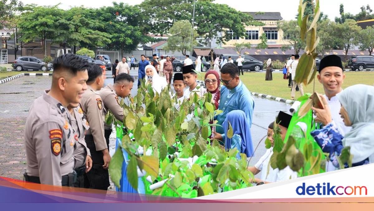 Polda Riau Bagikan 'Parsel' 1.000 Bibit Pohon di Hari Lebaran