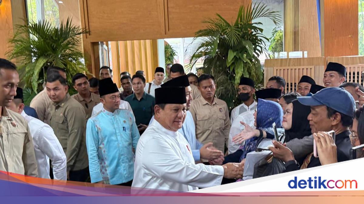 Prabowo dan Didit Salami Warga yang Datang ke Open House Lebaran di Istana
