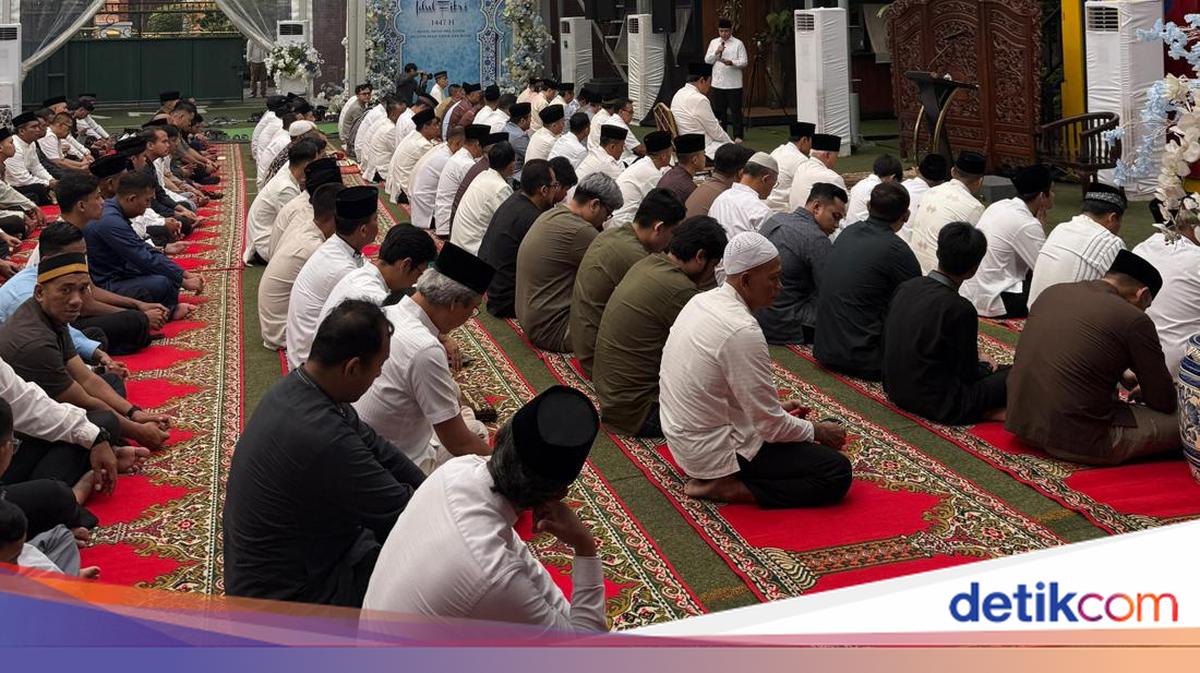 SBY Salat Id di Cikeas, Dampingi AHY, Hatta Rajasa, dan Tokoh Lain
