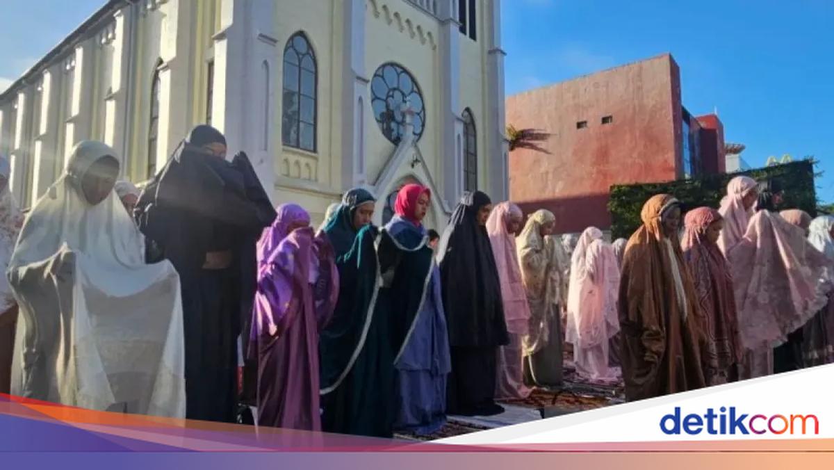 Jemaah Membeludak, Sebagian Warga Salat Id di Pelataran Gereja di Malang