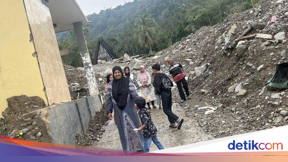Warga Agam Lewati Material Sisa Banjir Bandang demi Silaturahmi Lebaran
