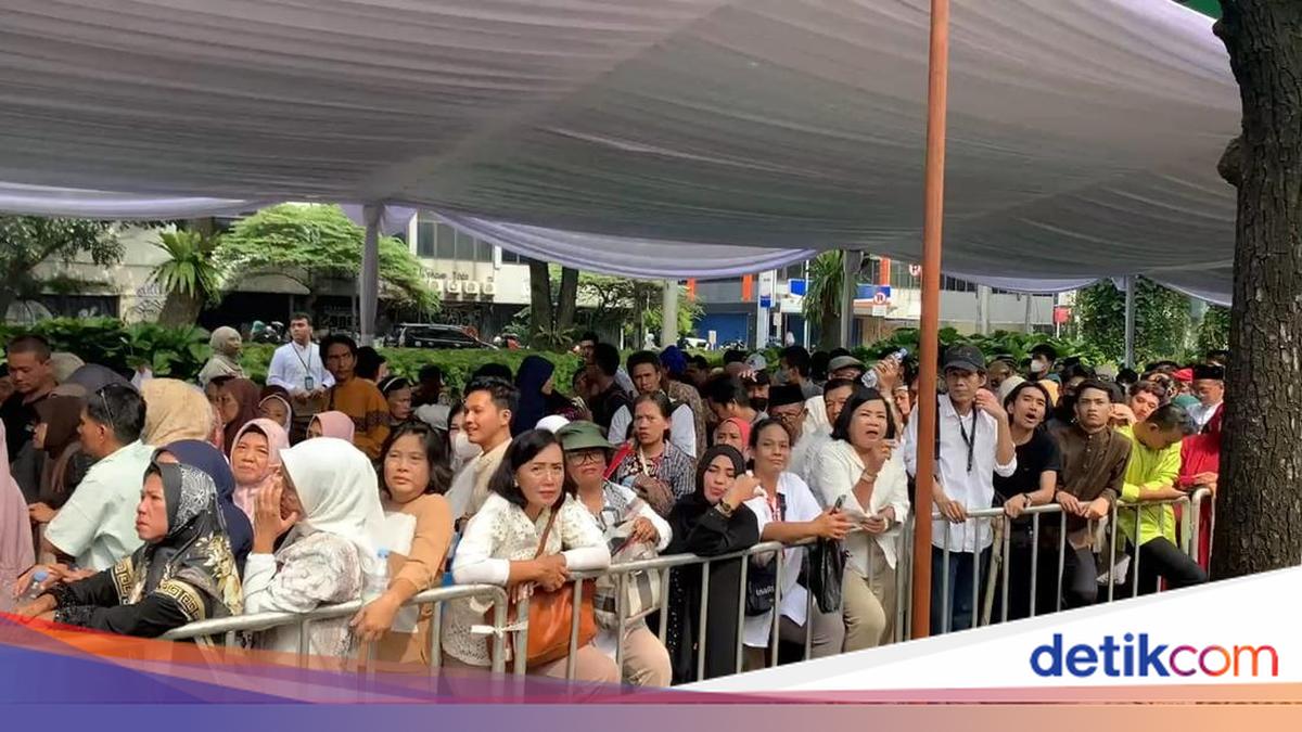 Warga Berbondong-bondong Antre di Istana Jelang Open House Idulfitri