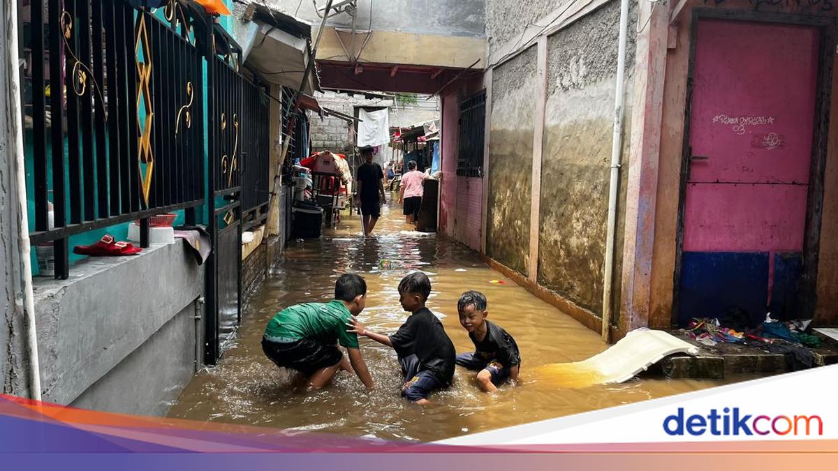 Hari Kedua Lebaran, Warga Ciracas Jaktim Masih Hadapi Banjir