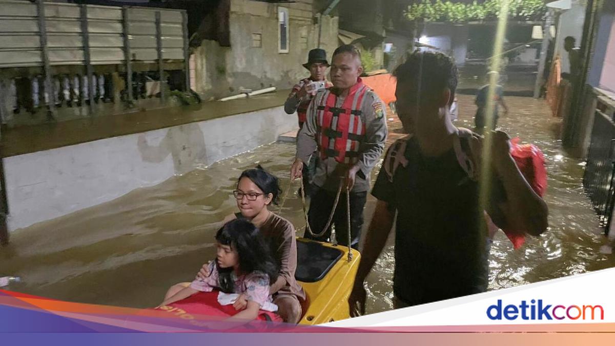 Brimob Polda Metro Bantu Evakuasi Warga Saat Banjir di Ciracas Capai 1,5 Meter