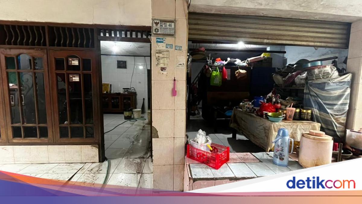Sedihnya Warga Ciracas Semua Kue Lebaran Ngambang Gegara Kebanjiran