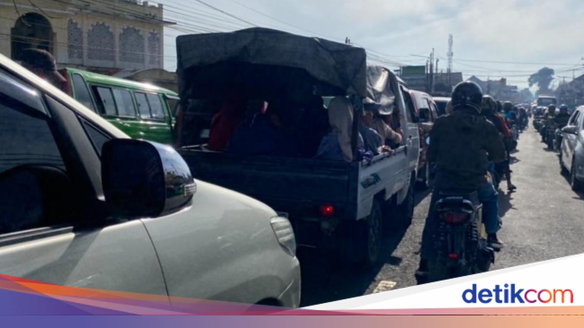 Mudik Penuh Risiko Naik Mobil Bak Terbuka Berisi 15 Orang