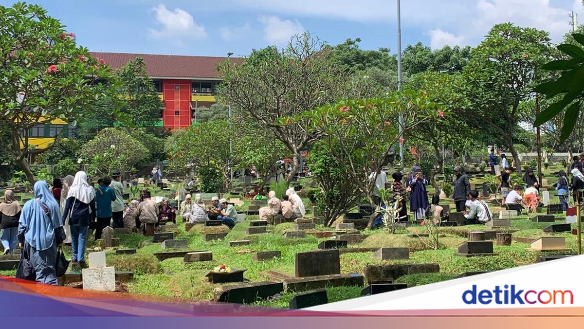 H+1 Lebaran, TPU Karet Bivak Jakarta Pusat Ramai Dikunjungi Peziarah
