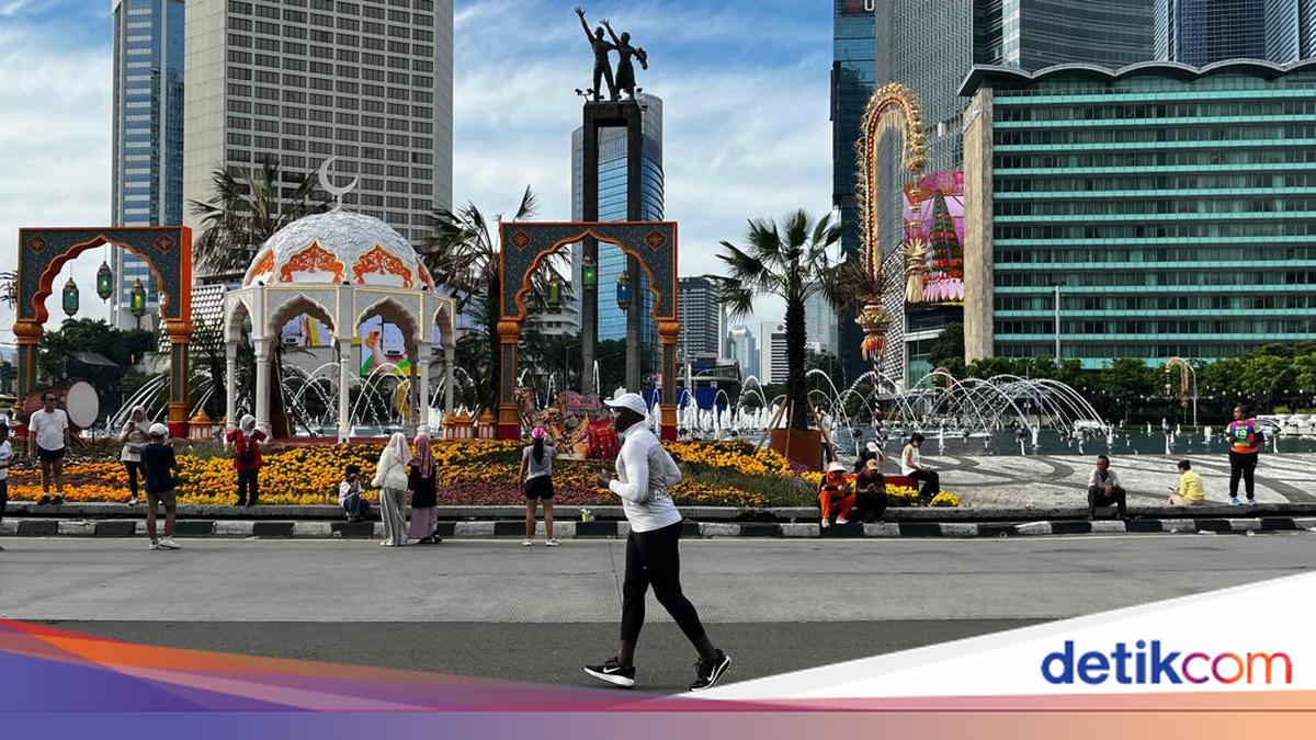 Ramai Warga Olahraga di Kawasan Bundaran HI Meski CFD Ditiadakan Hari Ini