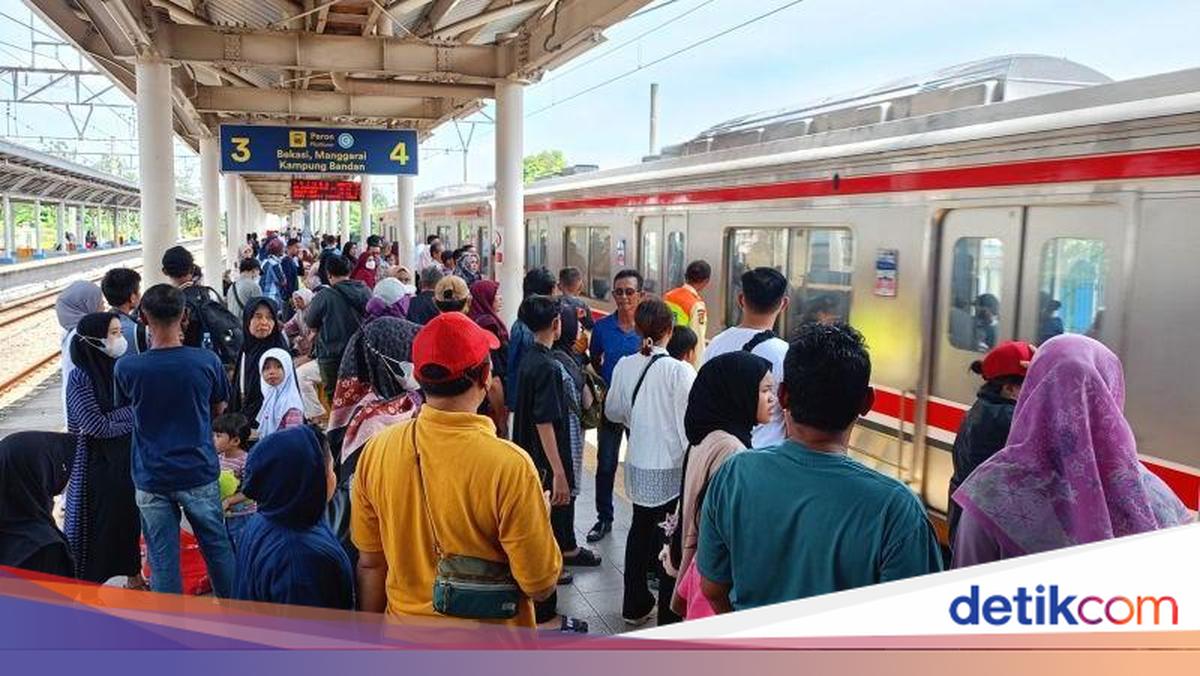 KRL Ramai di Libur Lebaran, Ada yang Mau Silaturahmi hingga Jalan-jalan