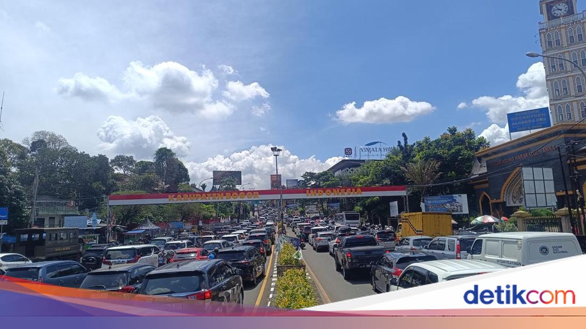 Padat Merayap! Begini Antrean Kendaraan Menuju Puncak Bogor Siang Ini